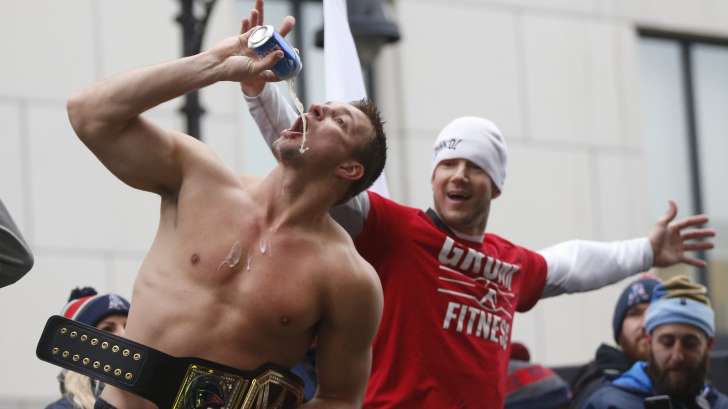 Rob Gronkowski and his crew reportedly rolled up a $100K bar tab at a casino: msn.com/en-us/sports/n… https://t.co/ONKDQlb6Y7