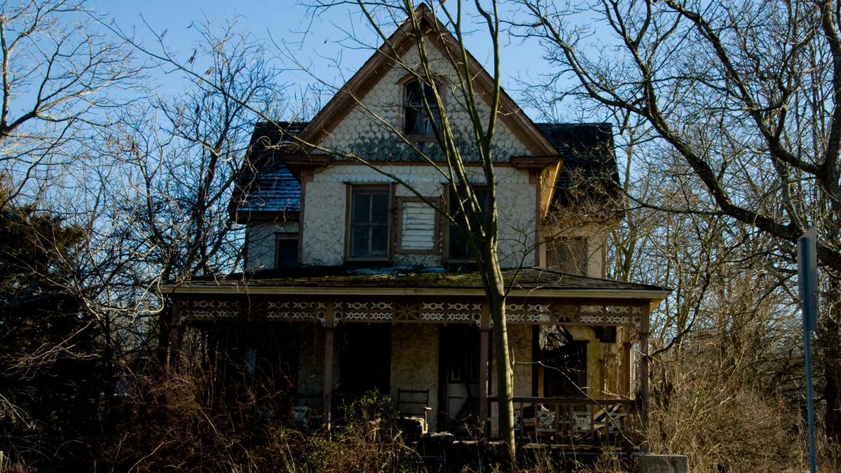 Nanny needed for haunted house, 5 previous nannies left in past year. Job pays $64,000 bit.ly/2sHkyDq https://t.co/ybIG8AGVVk