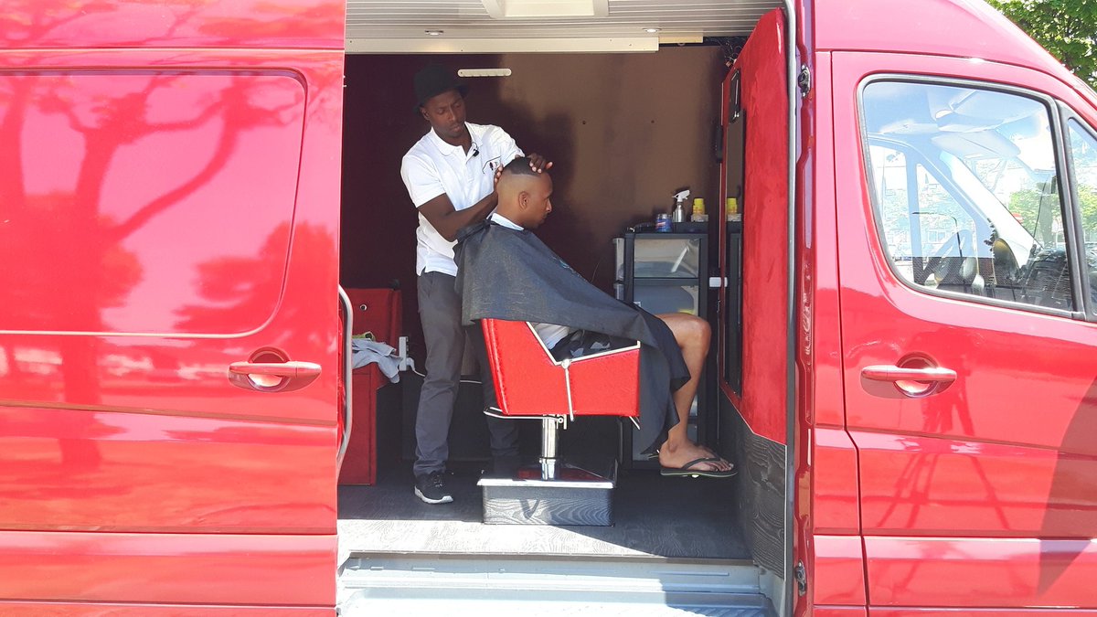 Barbier Urjen leeft zijn droomt en knipt zijn klanten in een bestelbus brabantn.ws/rBY