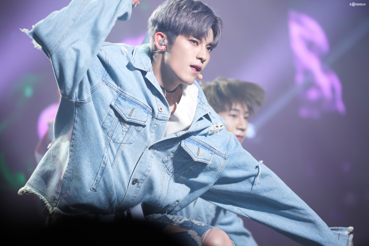 k_mmvv's tweet photo. 170612 붐 스테이지 #투포케이 #24K #진홍 #Jinhong @24K_JinHong 
#ADDICTION #너_하나면_돼 #ONLY_YOU https://t.co/JLaFnQJ49L