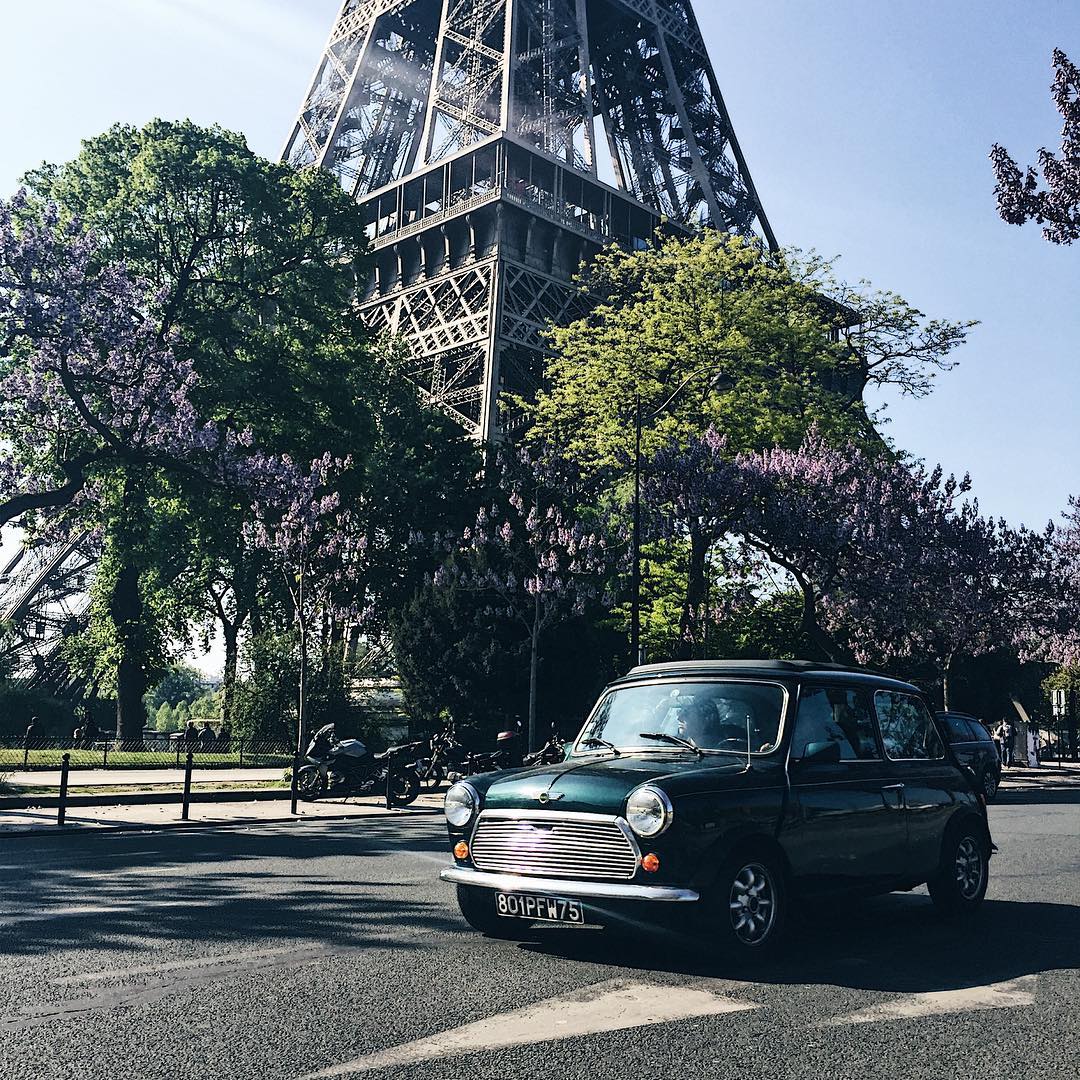MINI's tweet photo. How many icons can you fit in one photo? Jelmer Bergsma does a great job in #Paris. #ClassicMini #EiffelTower #MINIfan https://t.co/MMMC32YAx8