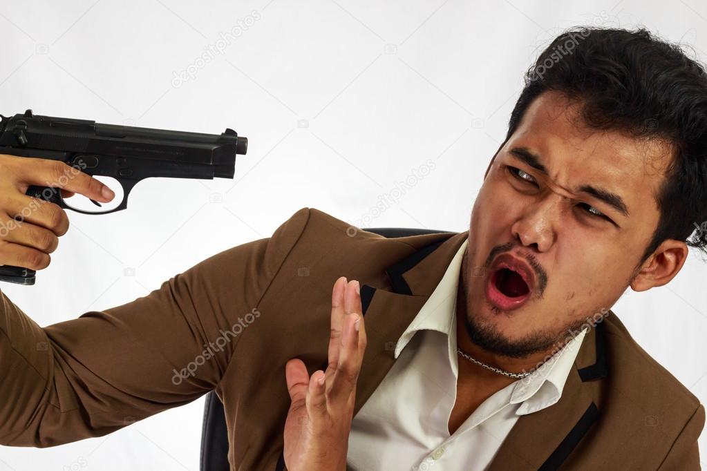 человек с пистолетом у виска. киану ривз джон уик. следующий приставил. приставил пистолет к виску. ты приставишь.