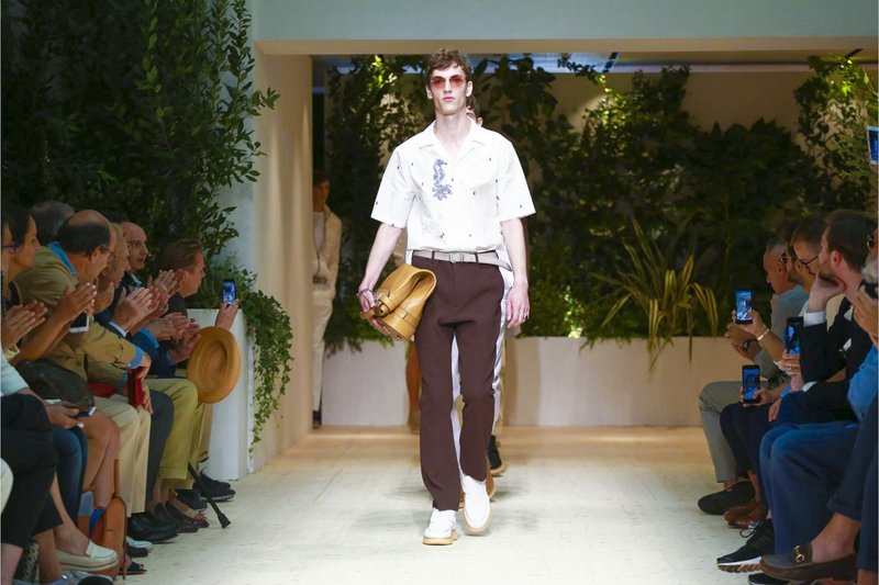 LydwineParis's tweet photo. #SS18 _ Salvator Ferregamo nous invite au soleil lors de son défilé à Milan
https://t.co/kZc2XHbjo5 https://t.co/KjSQDJDJVx