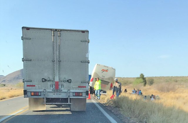ObregonHoy's tweet photo. Aparatoso accidente deja 10 heridos en tramo #Hermosillo-#Guaymas ¡Ve nomás, todavía andan con la viada del Día del Padre! ¡Abusados! https://t.co/zeHxG3pBXb