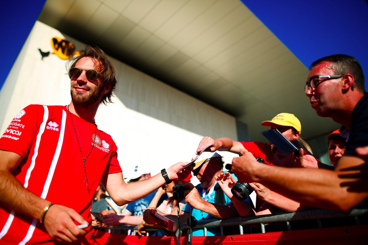 JeanEricVergne's tweet photo. Hello les amis, voici le photos de ma 1ère participation aux @24heuresdumans. Cette course est vraiment MYTHIQUE! https://t.co/pZ9ptJnrHi https://t.co/fm7PVN5I6o