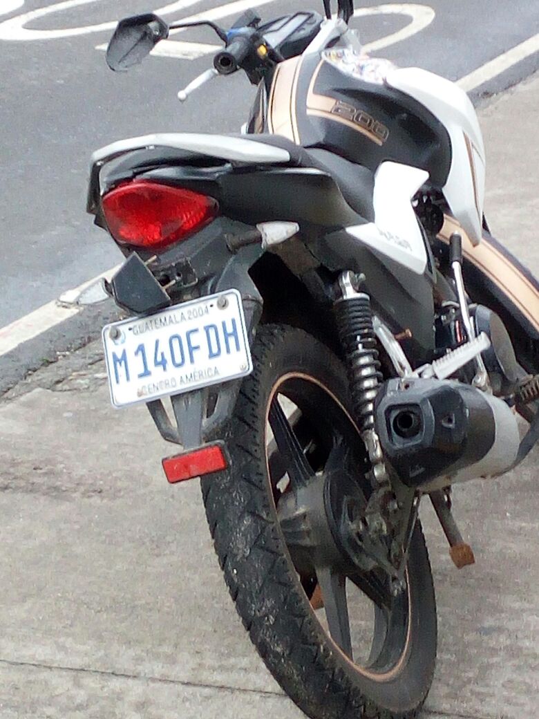 Dsolis45Solis's tweet photo. @prensa_libre#UseLaCabeza, deberían de consignar la moto el piloto por imprudencia chica a vehículo en marcha, no es justo q ocasionen pro https://t.co/porK2g7tBJ