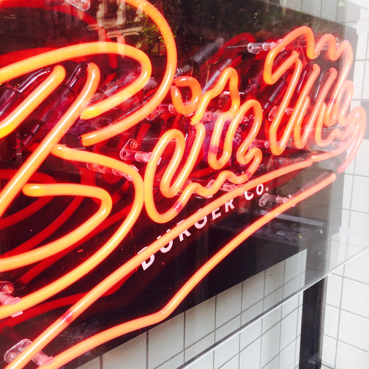 bitemeburgeruk's tweet photo. Our new neon. This is where you find great burgers #bitemeburger #bitemeburgersuk #burgerlove https://t.co/DOpyFetzhX