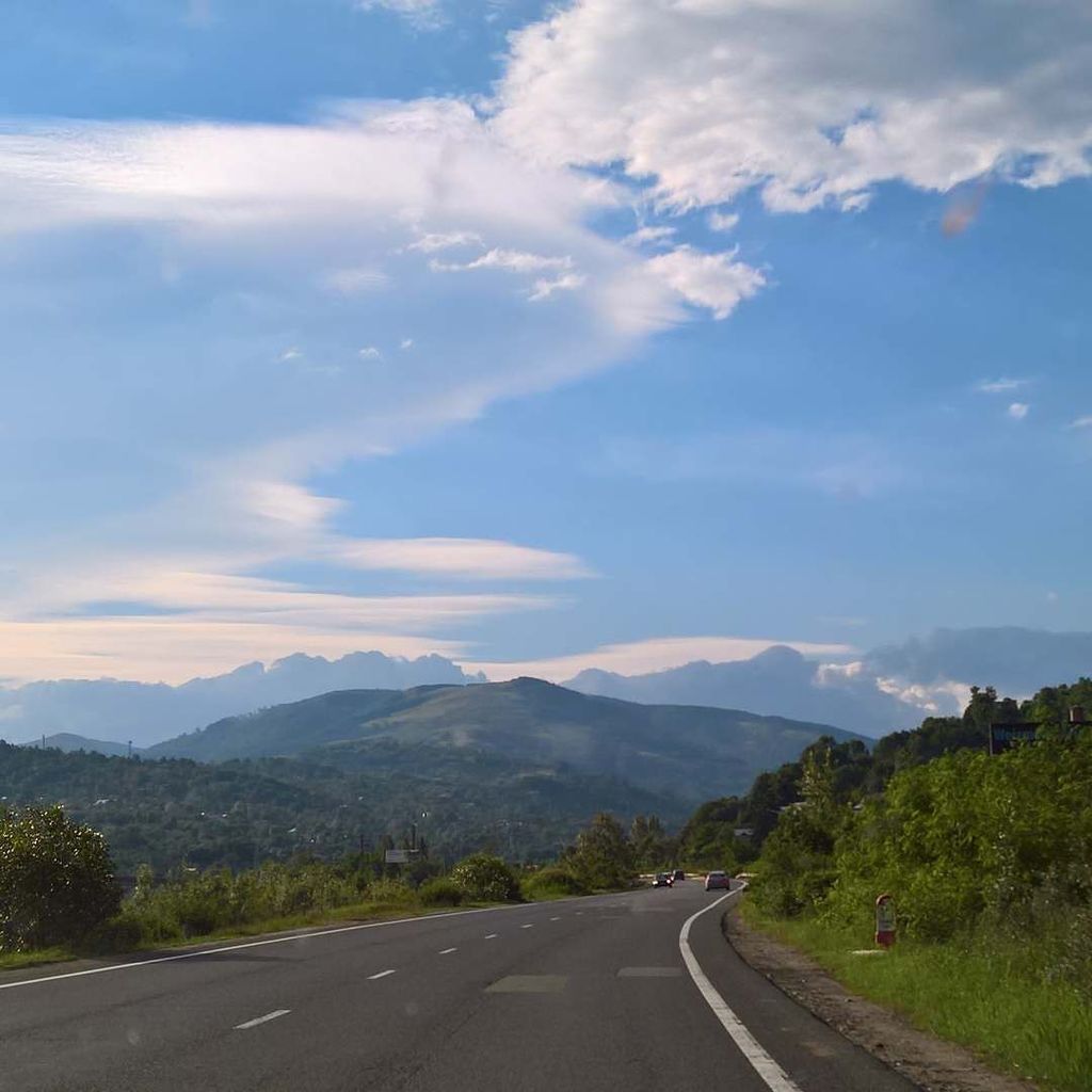 wimensing's tweet photo. on the road to #brasov #romania #landscape #scenery #shotonmylumia #lumia950 #nofilter #dogreatthings #windowsphon… https://t.co/X4664JmBLf https://t.co/0Ru9UT4XXv