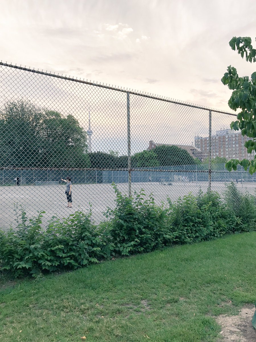 theDerekHofmann's tweet photo. @TorontoComms @JohnTory why do the tennis courts at Trinity look abandoned? The income from my parking tix alone could pay for new courts https://t.co/sKGBoeySop