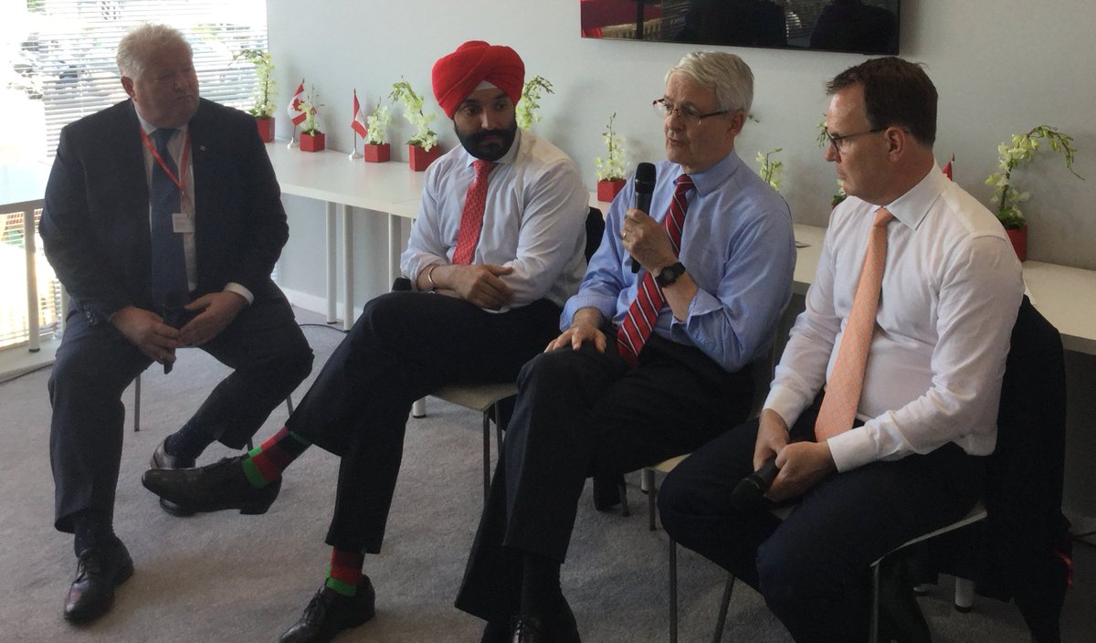 Transports_gc's tweet photo. Le ministre Garneau et 2 autres ministres du #Canada parlent avec des membres de l'industrie aérospatiale @salondubourget #PAS17Cda https://t.co/TLmEmnAjqT