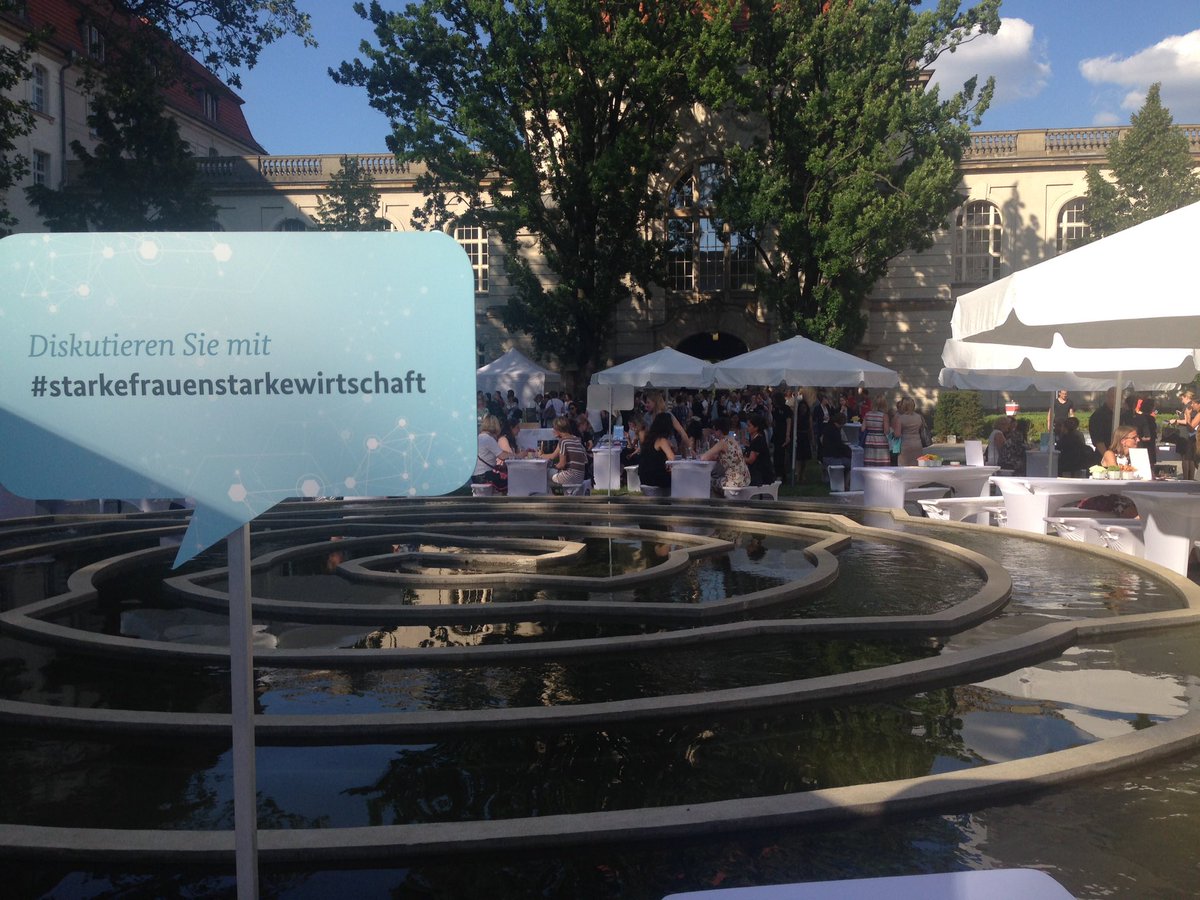 ElliSchwerdtner's tweet photo. #starkefrauenwirtschaft Hofgespräche mit @brigittezypries - Diskussionsrunden zum Thema #Digitalisierung https://t.co/sOEf28WOwq