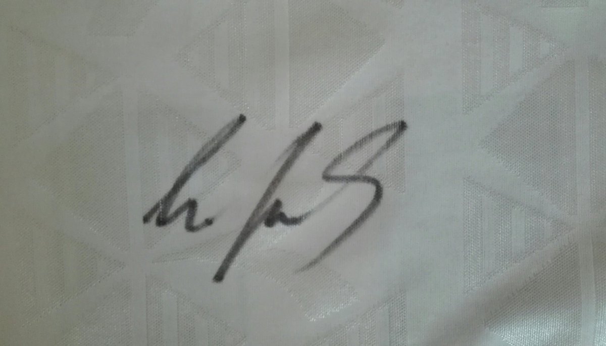 Habe dieses Trikot von <a href="/skrapid/">SK Rapid</a> geschossen und würde gern wissen von wem die Unterschrift ist. #followerpower #Rapid #Wien <a href="/m_esterhazy/">Máté Esterházy</a>