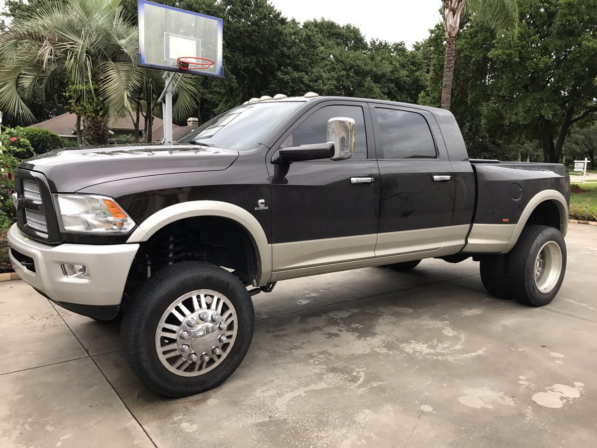 DetailingBricks's tweet photo. Before, during, and after on this beautiful mega cab dually! Got to use my new foam cannon!! @j_tylisz 💦💦 https://t.co/DaibaLolbZ
