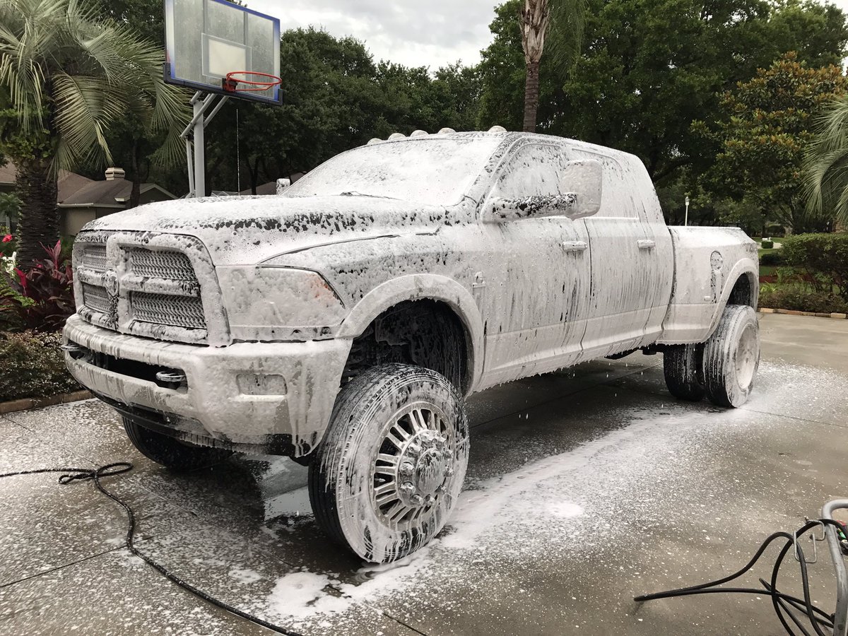 DetailingBricks's tweet photo. Before, during, and after on this beautiful mega cab dually! Got to use my new foam cannon!! @j_tylisz 💦💦 https://t.co/DaibaLolbZ