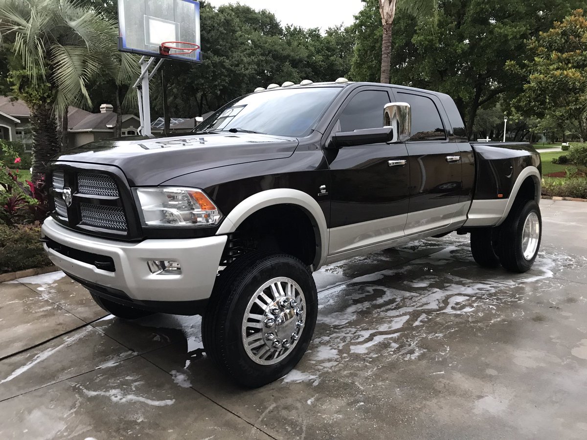 DetailingBricks's tweet photo. Before, during, and after on this beautiful mega cab dually! Got to use my new foam cannon!! @j_tylisz 💦💦 https://t.co/DaibaLolbZ