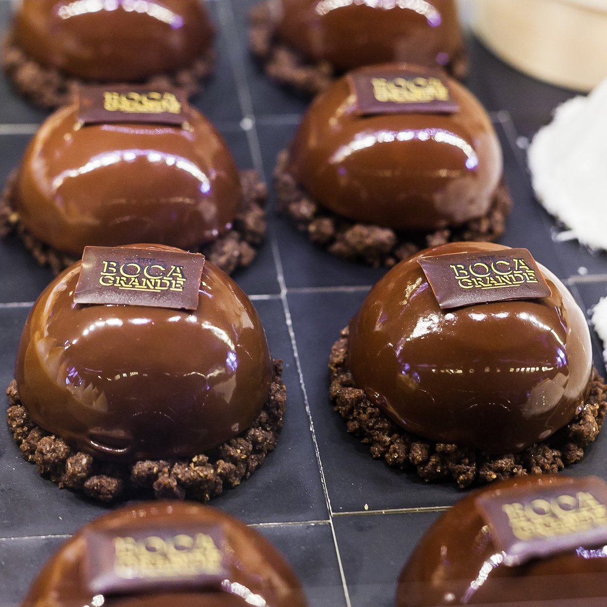¿Te gusta el dulce? 😉 En el Boca puedes acabar tu comida con este delicioso bombón con diferentes texturas de chocolate 🍫