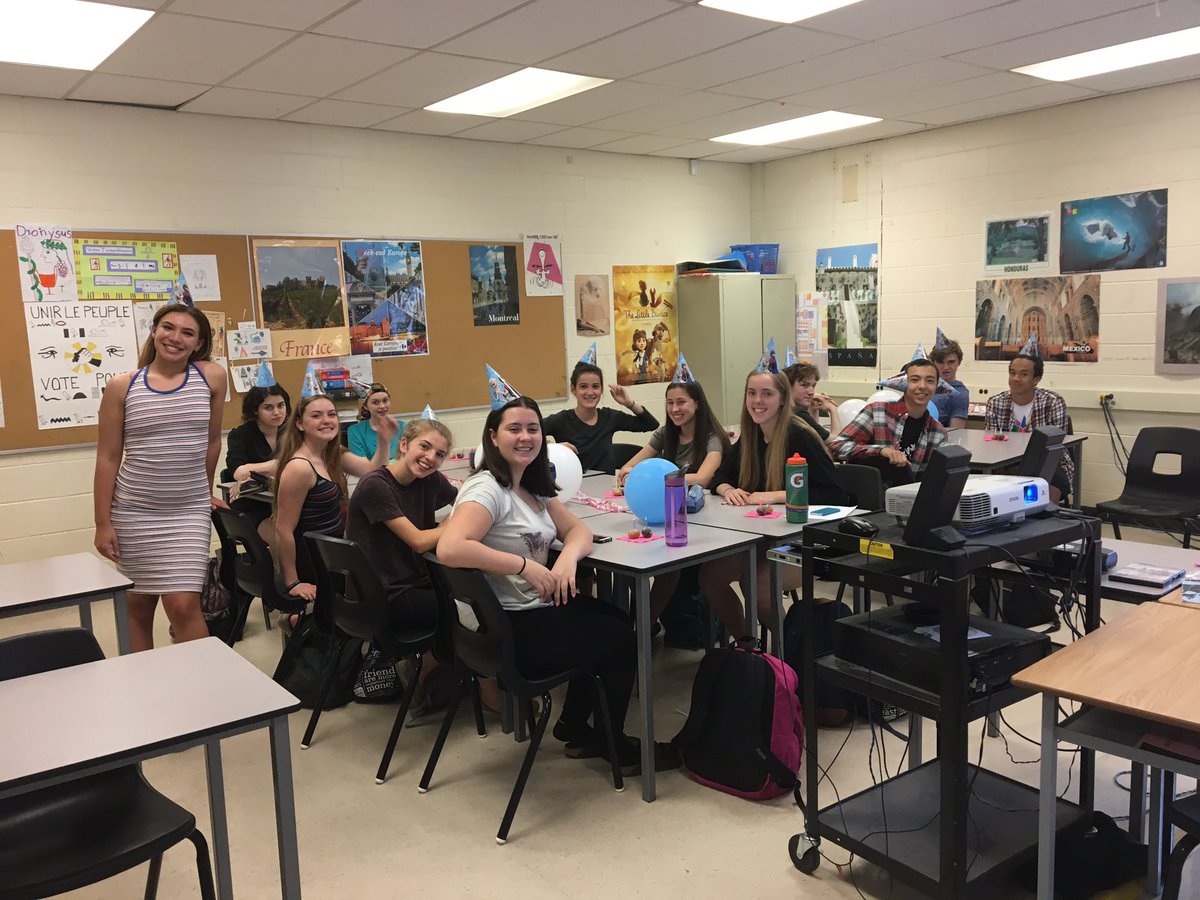 MsSacino's tweet photo. French Immersion presentation.  Chanel is talking Party planning! #cocoscréativité https://t.co/ZvFClsukfW