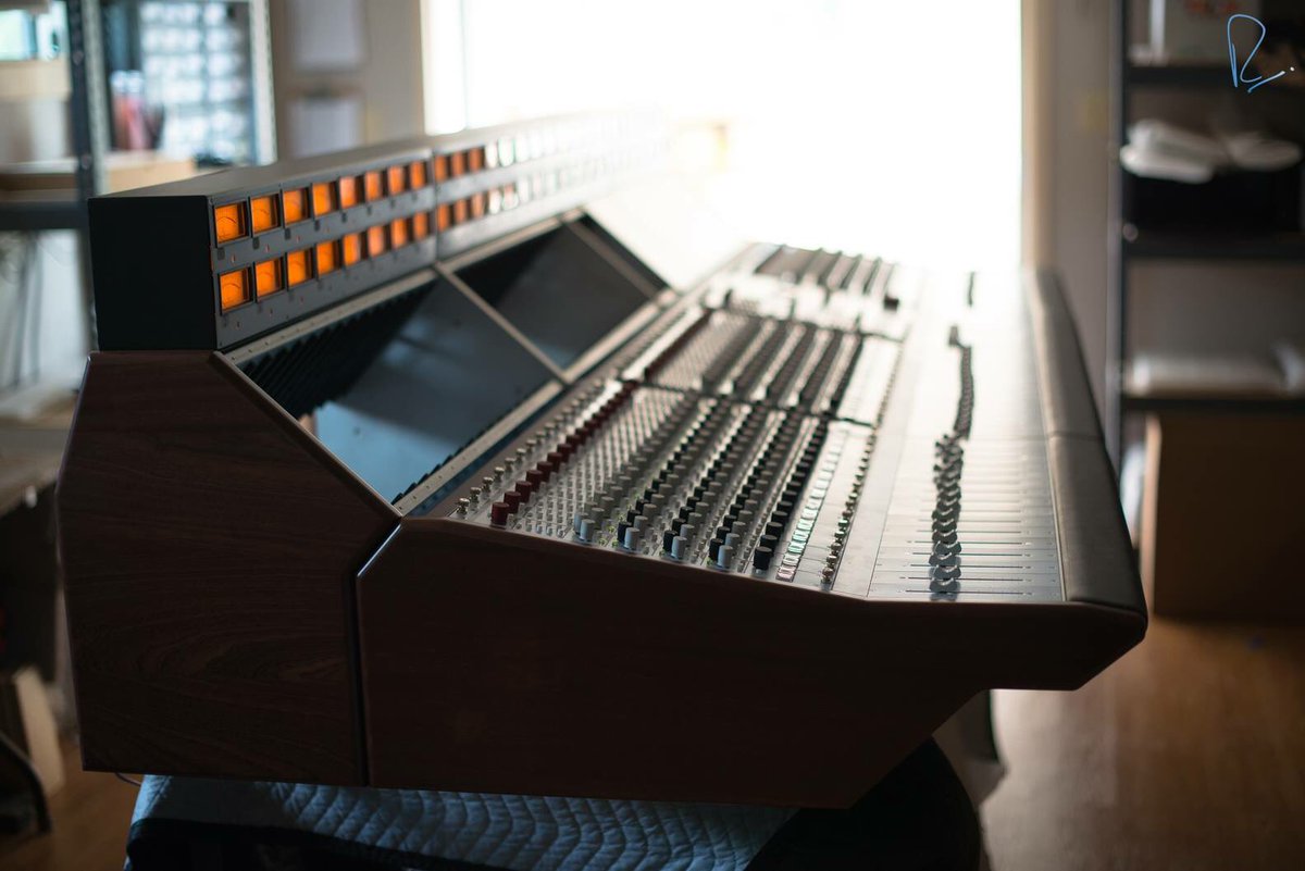 Rupert_Neve's tweet photo. Texas morning light. Happy Monday, y'all. https://t.co/VbpUZBEyNJ