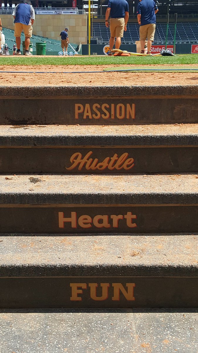 MinnesotaMillea's tweet photo. Love this. The steps from the @Twins dugout to the field. #mshsl https://t.co/5MSnZT4tUC