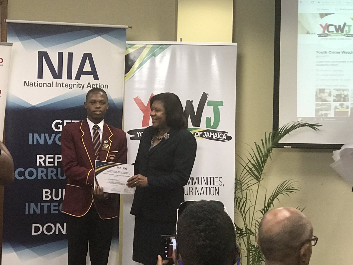 ycwj876's tweet photo. #IntegrityAmbassadors fr #CornwallCollege now receiving certificates from Chief Justice McCalla #IntegrityPays #communitybuilbackwithyute👏🏾 https://t.co/5Xm9cG2N0u