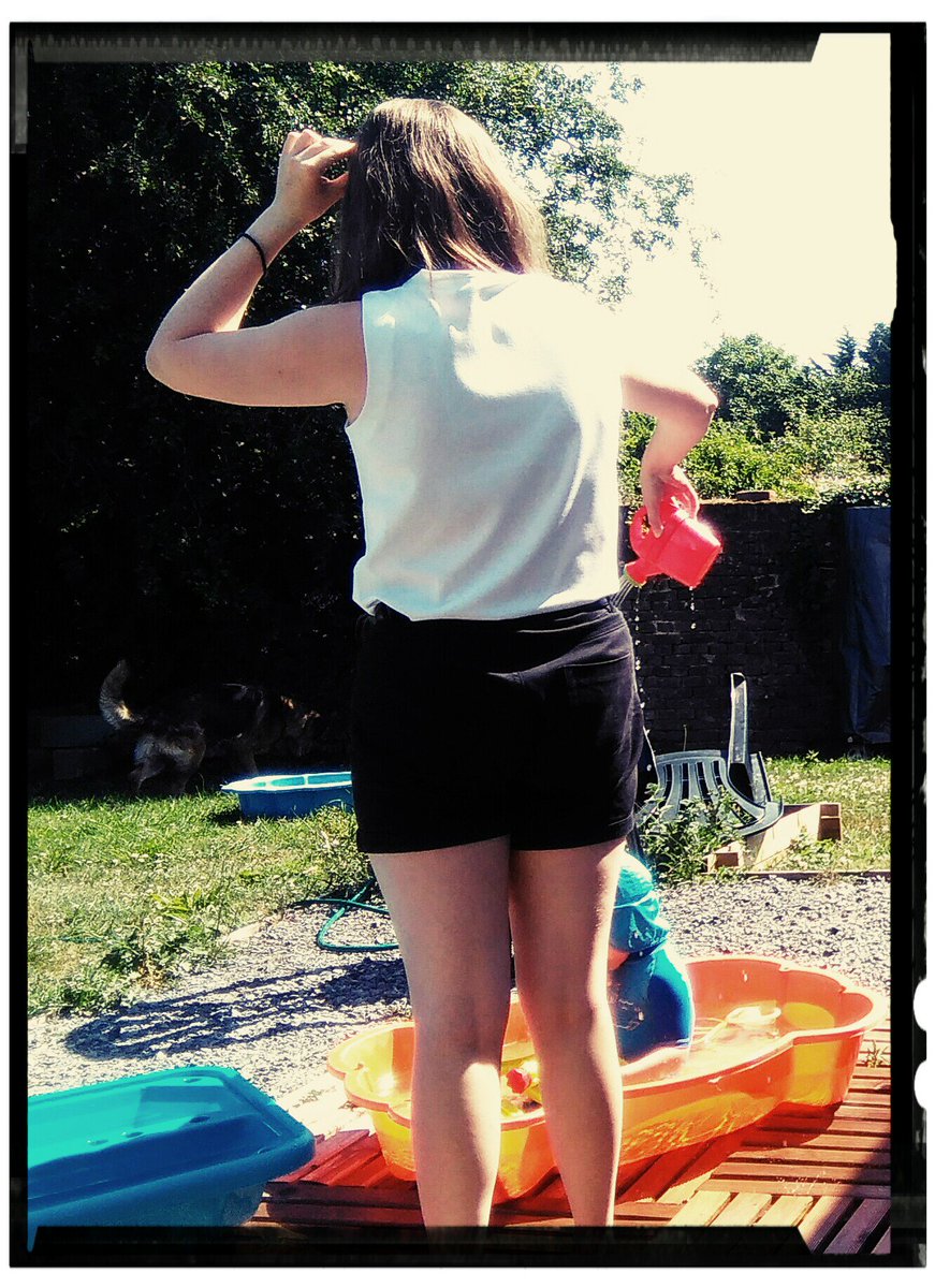 manzadolores's tweet photo. Aprèm au soleil 31 degrés dans le nord on profite !!!🌞🌞🌞👙🌞🌞🌞 #minipiscine #batailledeau https://t.co/YYuBiEEeRd