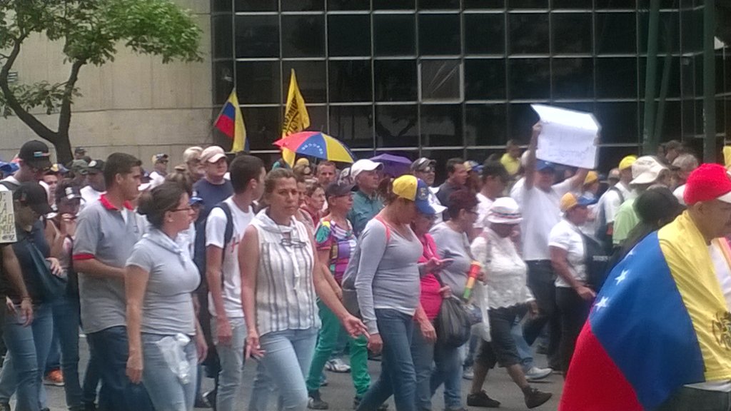 mantuanochef's tweet photo. #AltamiraSur Marea de gente 1:PM #NoConstituyente #FueraMaduro https://t.co/RO4CnPxpD4