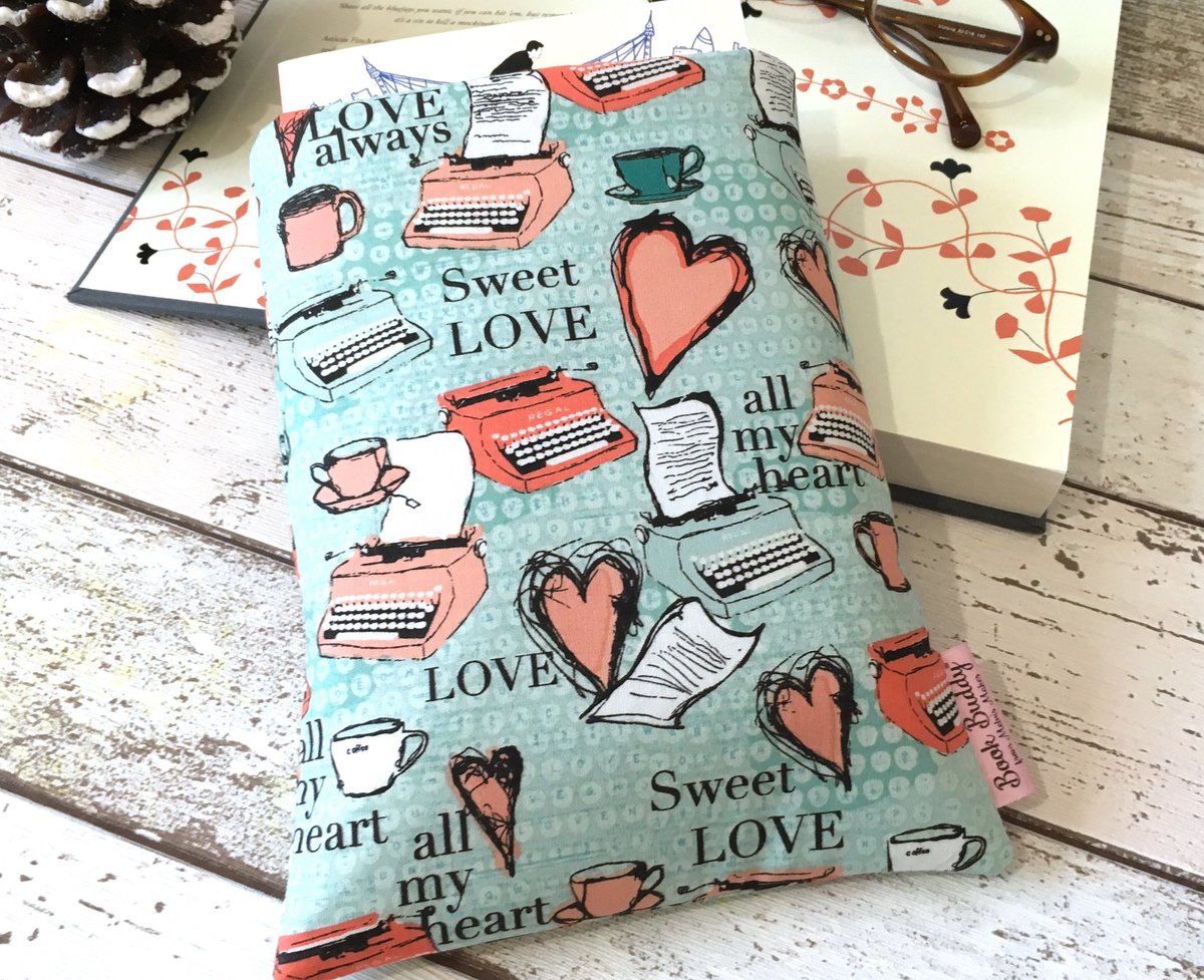 MelvisMakes's tweet photo. Retro Paperback Sleeve, Typewriter Book Buddy, Small Book Pouch, … https://t.co/a3jlHFjxB0 #Etsy #PaperbackProtector https://t.co/InjVdyDF4q