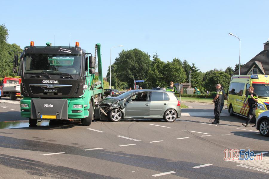Gewonde bij flinke aanrijding Lage Valkseweg 112.press/PNTxSM #Lunteren #112Nieuws https://t.co/0X7Z5xvuo6