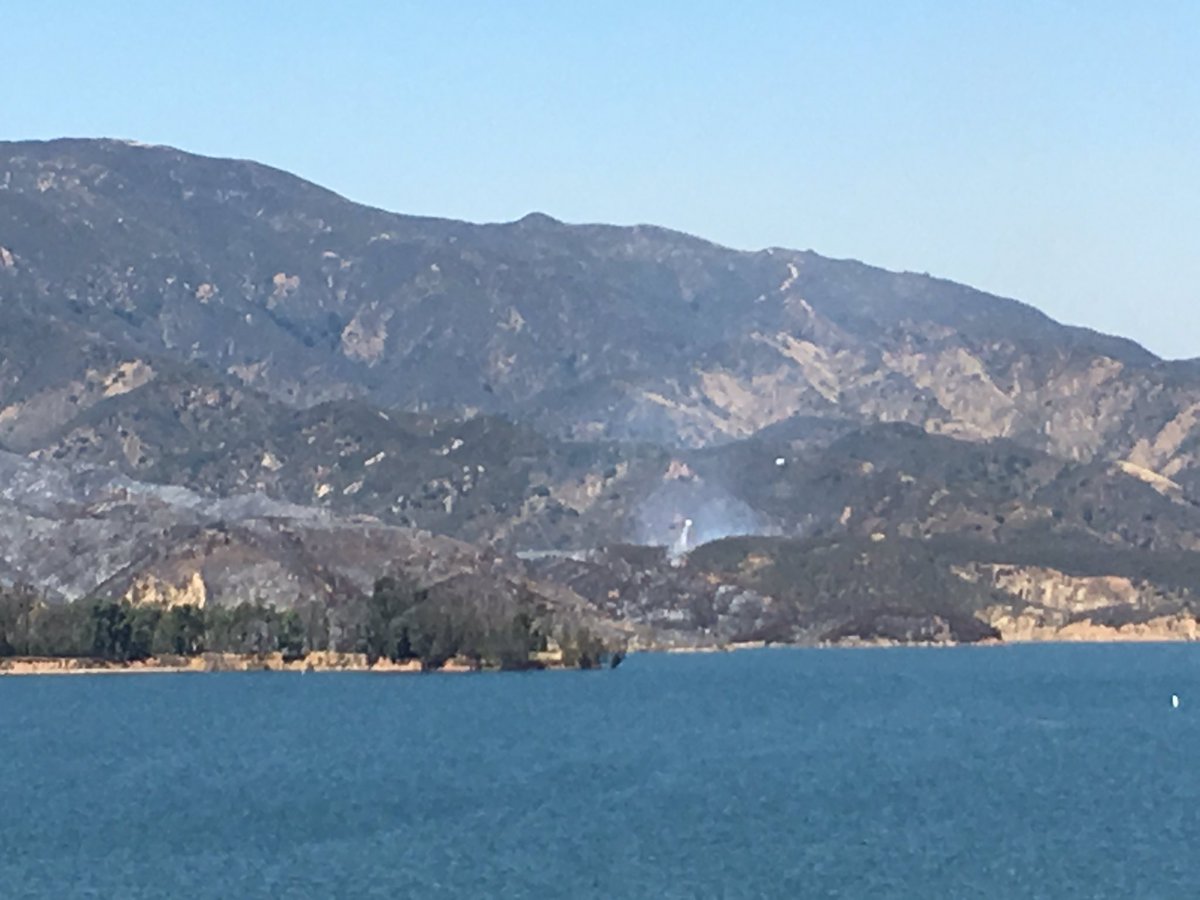 Firefighting helicopters were instrumental knocking down a flareup on the eastern edge of the #LakeFire this afternoon with ground crews