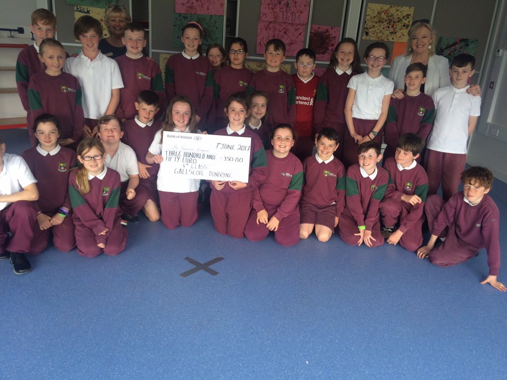 Pat Duffy álainn ag glacadh le bronnadh €350 ó Fionnuala &amp; Rang 4 thar ceann <a href="/sfhweb/">sfhweb</a> #déirce #carthanacht #CancerAwareness #gaelscoil