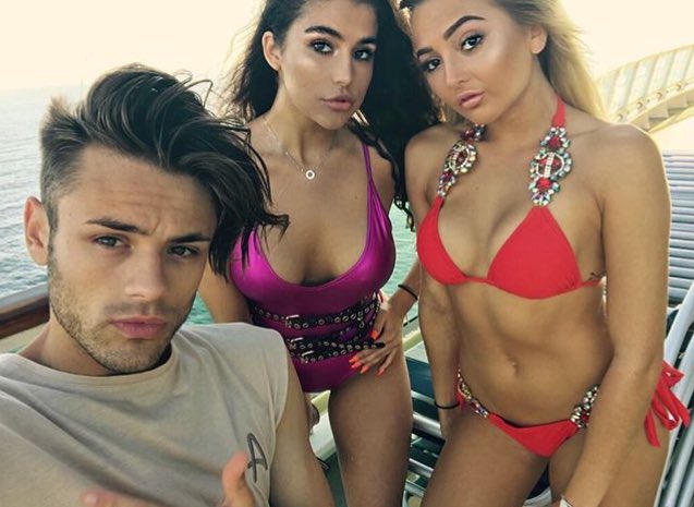 CaseyJUpdatess's tweet photo. Casey with friends on holiday via georgiaeg on Instagram https://t.co/saCqhheBlY