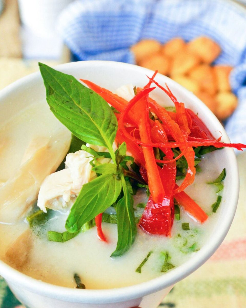 Smoked Chicken, Wild Mushrooms, Sweet Basil, Coconut &amp; Galangal Soup articuleat.com/2017/06/19/smo…