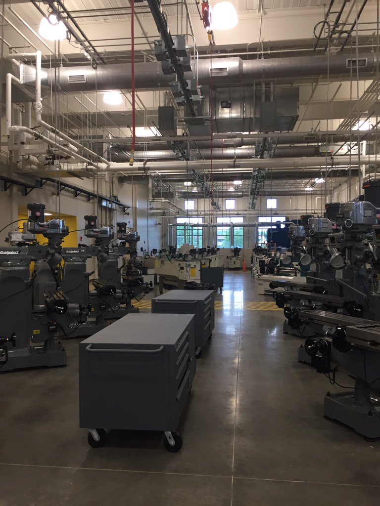 cindyszabo's tweet photo. Shiny new machines in @asnuntuckcc new #MFG Tech Ctr! @prattandwhitney training partner @cscunews #makeitherect https://t.co/9N2icfyUZb