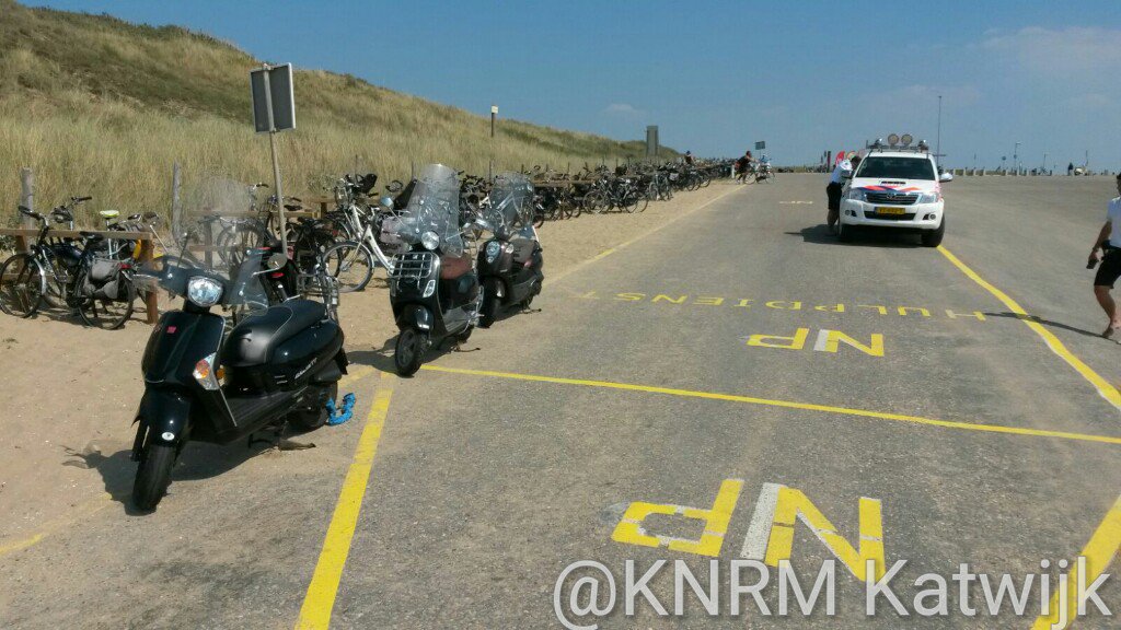 KNRMKatwijk's tweet photo. Vanmiddag weer hinder onder vonden van fout/verkeerd geparkeerde fietsen/scooters. Hou de strandafgangen vrij! https://t.co/oJMuFRVRIn