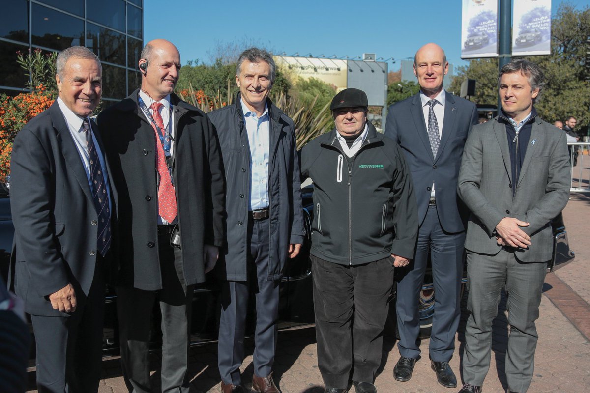 SalonAutoBA's tweet photo. Hoy nos visitó el Presidente de la Nación @mauriciomacri y recorrió el #SalonAutoBA junto a las autoridades de @Adefa_Prensa https://t.co/NVnbP9JGkC