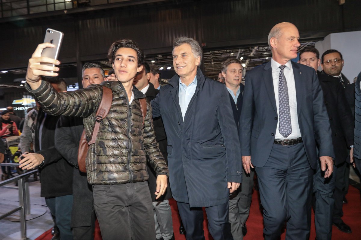 SalonAutoBA's tweet photo. Hoy nos visitó el Presidente de la Nación @mauriciomacri y recorrió el #SalonAutoBA junto a las autoridades de @Adefa_Prensa https://t.co/NVnbP9JGkC