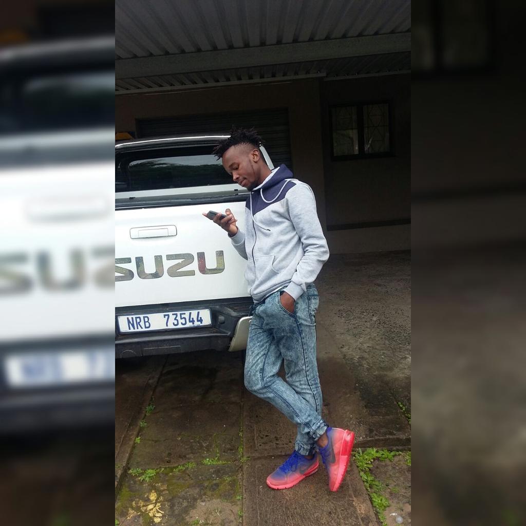 QinisaniMhlongo's tweet photo. Im just chillin in my house and near my car as well #Dimaria7 https://t.co/gkUlejGlxv