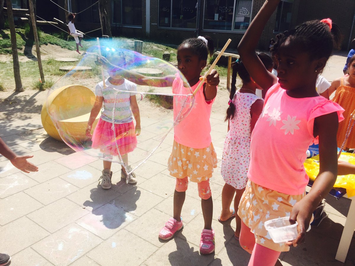 DoanhTruong's tweet photo. We nemen een touw, twee stokken, een loodje en heel veel sop #bubbles #dagmomentonderwijs #amsterdam #waterpret @obsbijlmerhorst https://t.co/kk5X7tnuCR
