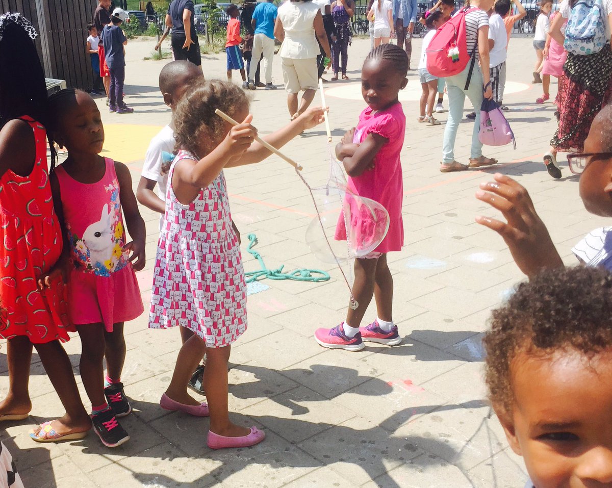 DoanhTruong's tweet photo. We nemen een touw, twee stokken, een loodje en heel veel sop #bubbles #dagmomentonderwijs #amsterdam #waterpret @obsbijlmerhorst https://t.co/kk5X7tnuCR