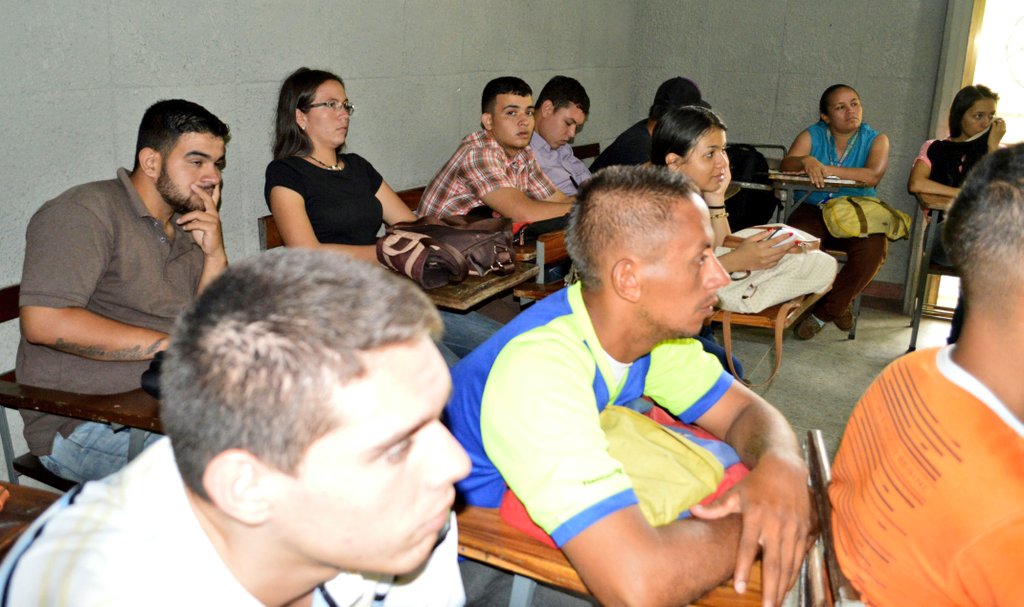 UnesurOficial's tweet photo. Estudiantes de Ing. de la Producción Agropecuaria participaron del taller agroecológico #ControlDeGarrapatas dictado por @insaioficial https://t.co/jcbaSypXY8