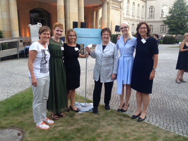 Networking im Goerkehof #StarkeFrauenStarkeWirtschaft <a href="/brigittezypries/">brigitte zypries</a> u.a. mit Margret Suckale @BASF_DE und Stephanie Renda <a href="/StartupVerband/">Startup-Verband 💡 🚀</a>