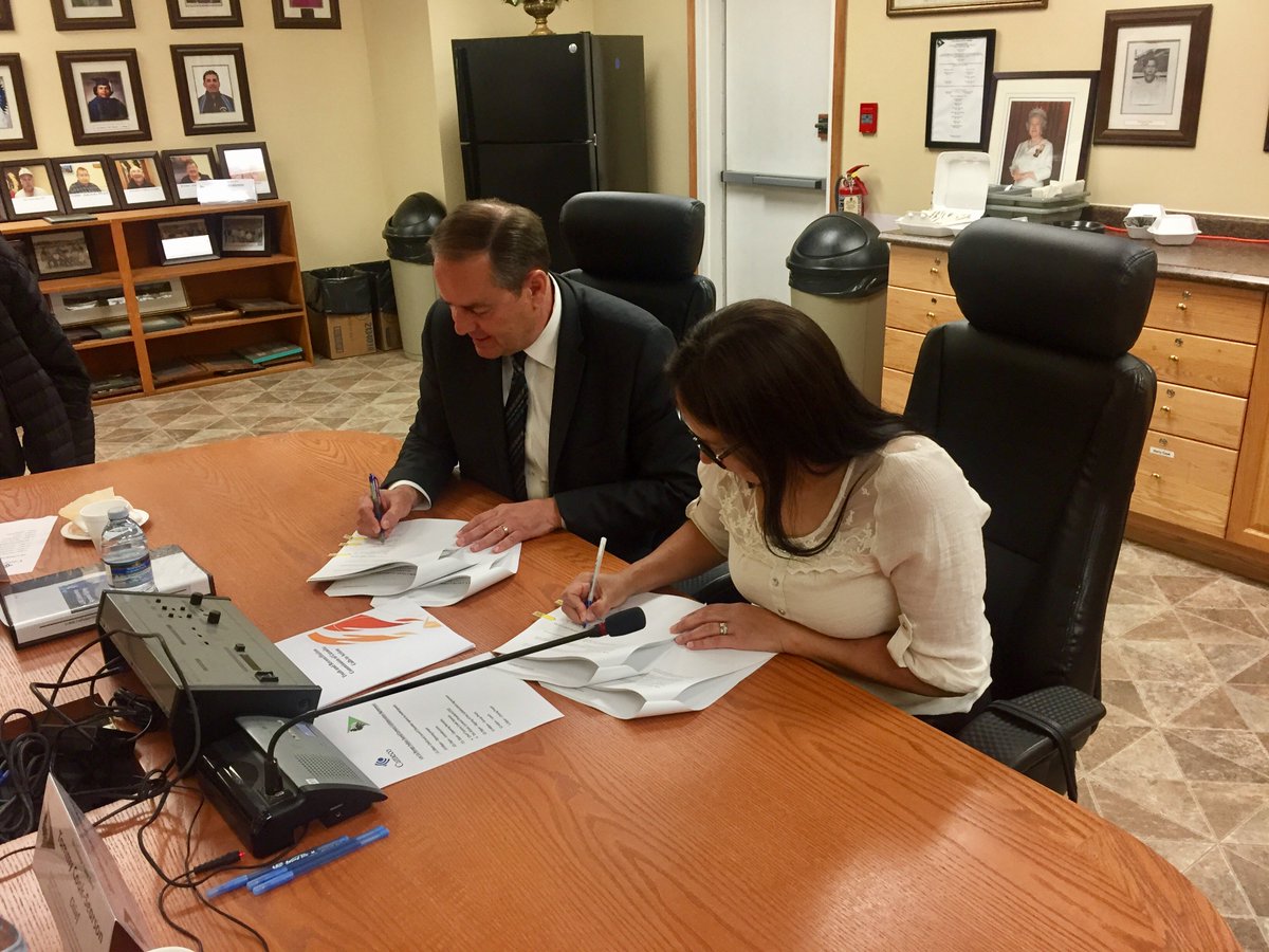 cameconews's tweet image. Lac La Ronge Indian Band (#LLRIB) and #Cameco sign collaboration agreement - bit.ly/2sLAaH2  $CCJ, $CCO.CA