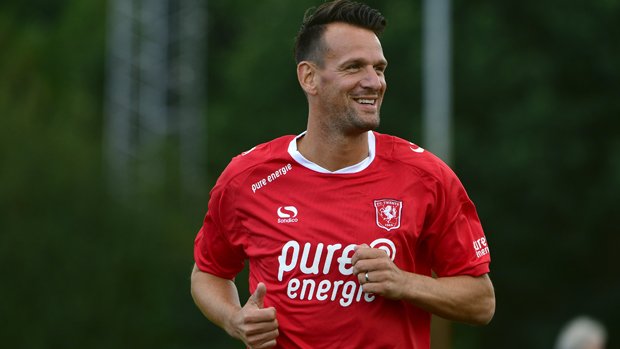 FC Twente All Stars, met o.a. <a href="/JanVofH/">Jan Vennegoor of Hes</a>, <a href="/Brug17/">Arnold Bruggink</a>, Heubach en Ten Hag, speelt zaterdag (14.00 uur) tegen <a href="/svBonboys/">sv Bon Boys</a>
fctwente.nl/blog/2017/06/f…