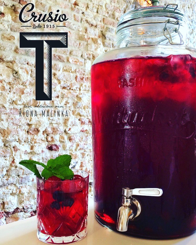Bloedjeheet! Dus wij drinken ijsthee gemaakt van onze Hibiscus #no045 met bessen en aardbeien! #ijsthee #nosugar #wateenhitte #🍹