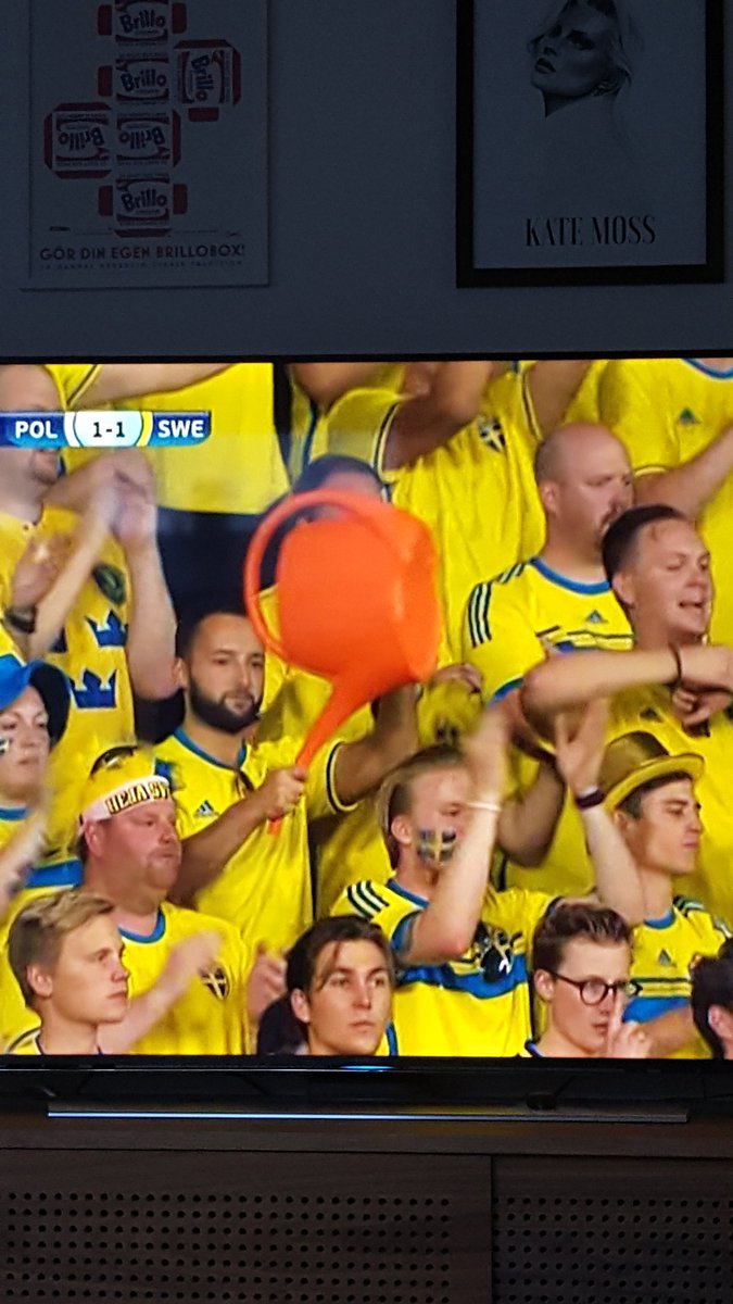 Nikche's tweet image. När man lurat tjejen att man ska bara ut och vattna i landet litegrann men drar till Polen med grabbarna.