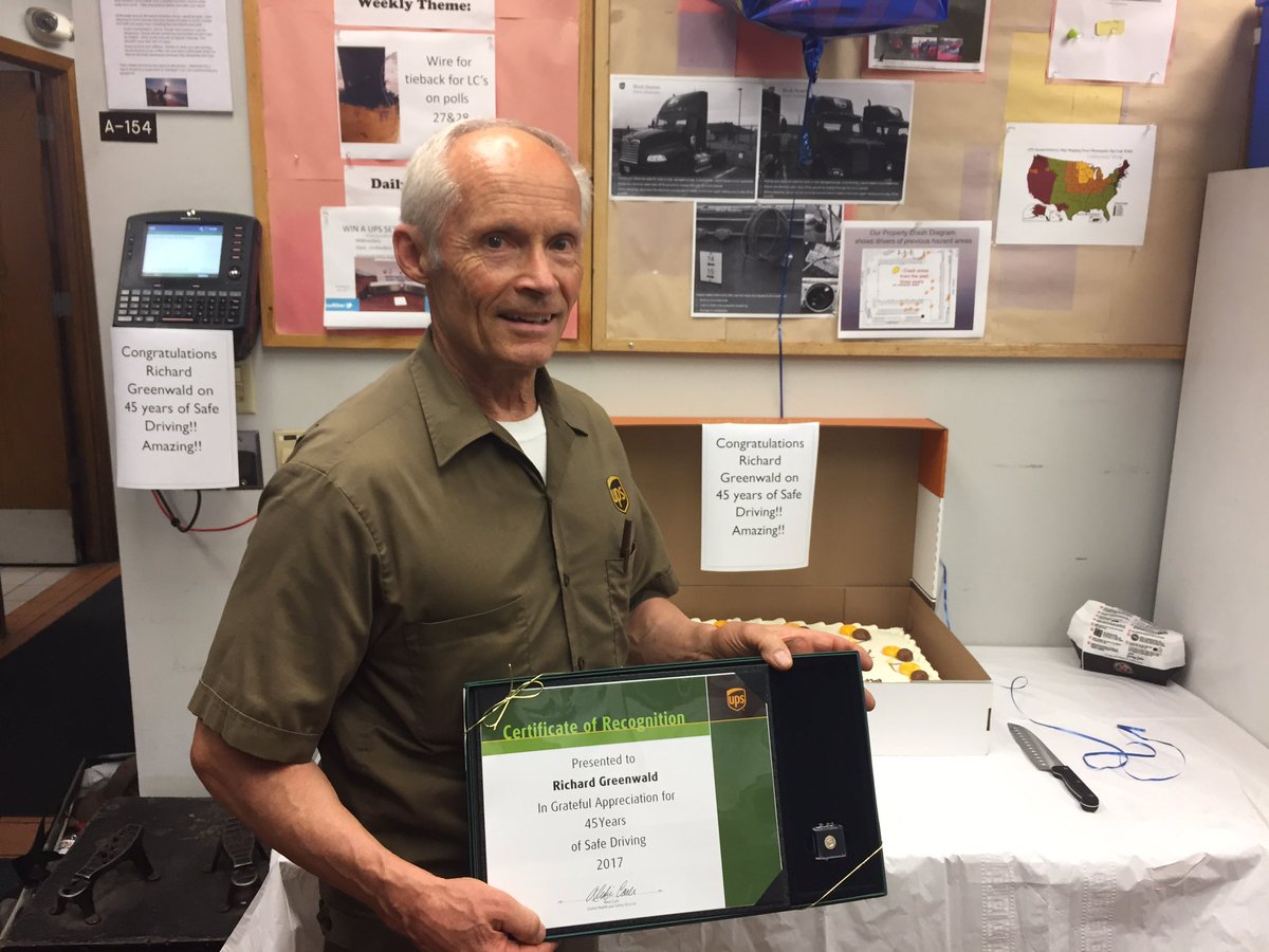 NP_UPSers's tweet photo. 🙌 Congrats to @MNFeeders driver Richard Greenwald on 45 years safe driving! He has his sights set on 50 ... incredible! Thank you, Richard! https://t.co/uSNZJjO5wx