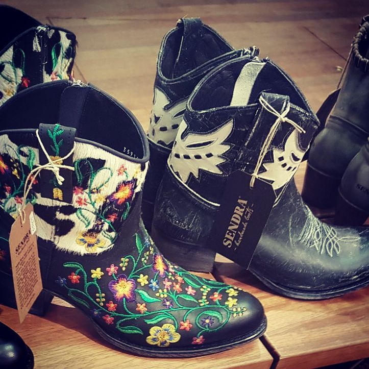 Shopkaart's tweet photo. SHOPPEN IN UTRECHT: Deze Sendra boots kun je prima combineren met een zomerse outfit! Gezien bij La Palmerie: https://t.co/v5i82yHmf4 https://t.co/A0hQYuxUp5