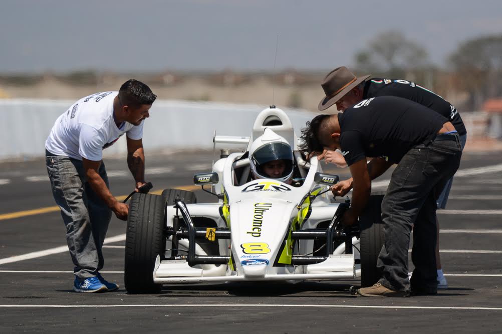 ladecuadroslp's tweet photo. Enrique Meza Reynoso llegará decidido a la pista de León a no bajarse del podio en los @f1800mx @gtrmex 
https://t.co/HP57DqBBqw https://t.co/dVSvoNeeok