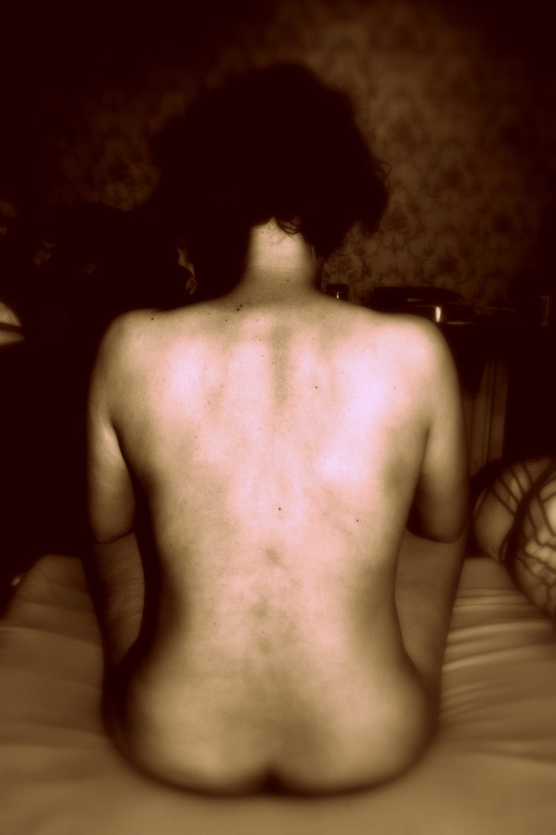 CarolineBenes's tweet photo. Lol, it looks like I have no lower arms on this pic :) #nude #naked #butt #bottom #art #artistic #blackandwhite #woman #sexy #sex #topless https://t.co/iiaLNLCRTR