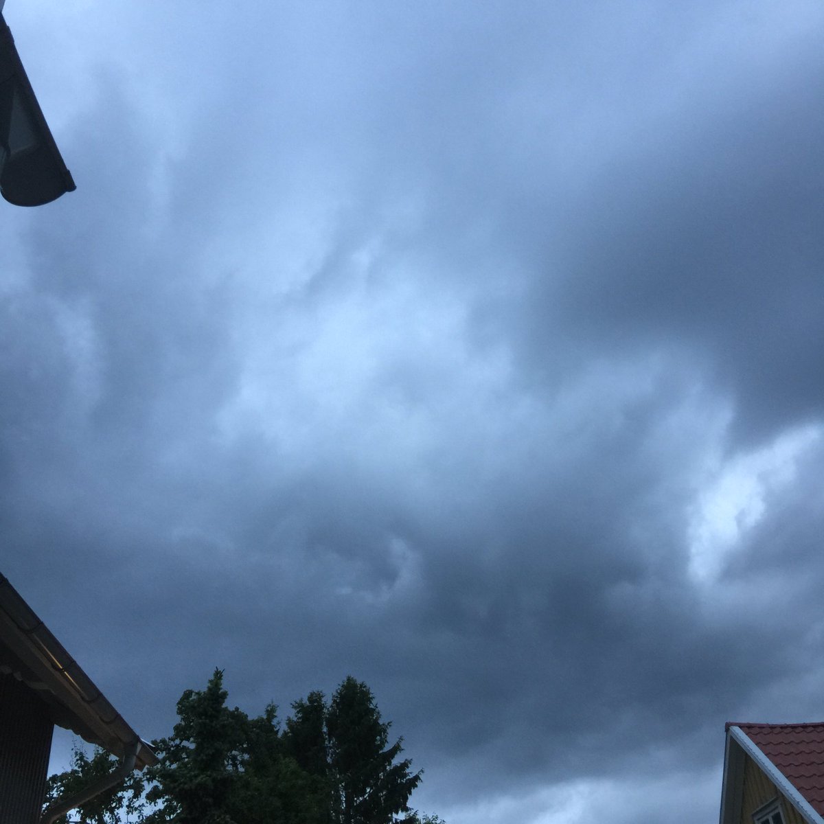 BergneJessica's tweet photo. Hallå!!! Ni missar väl inte: Vädret! Jaaa, äntligen händer det! Kram på er 😘 #blirgladavregn #litenederbördlättarupp https://t.co/JizkihaZaP